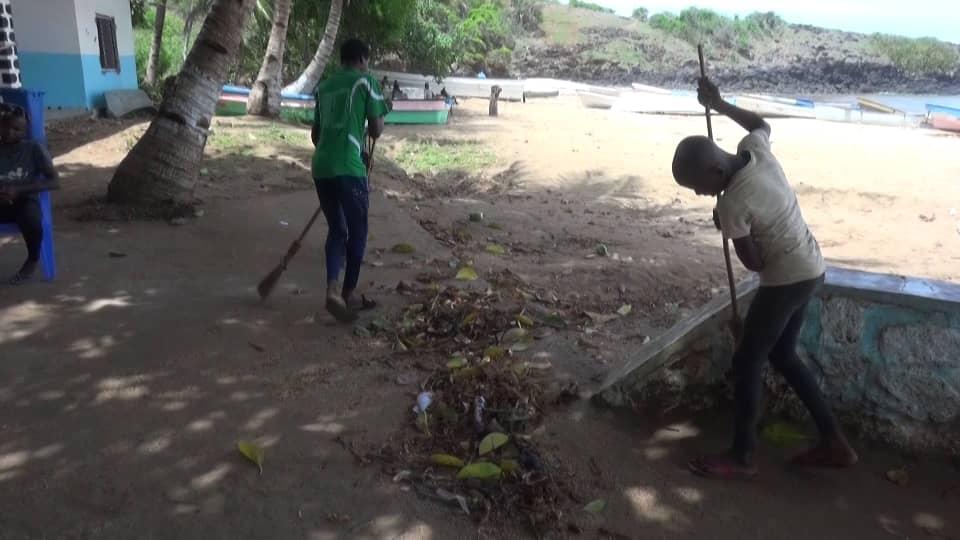 La jeunesse d'Itsamia se bat pour la propreté du village et de sa plage